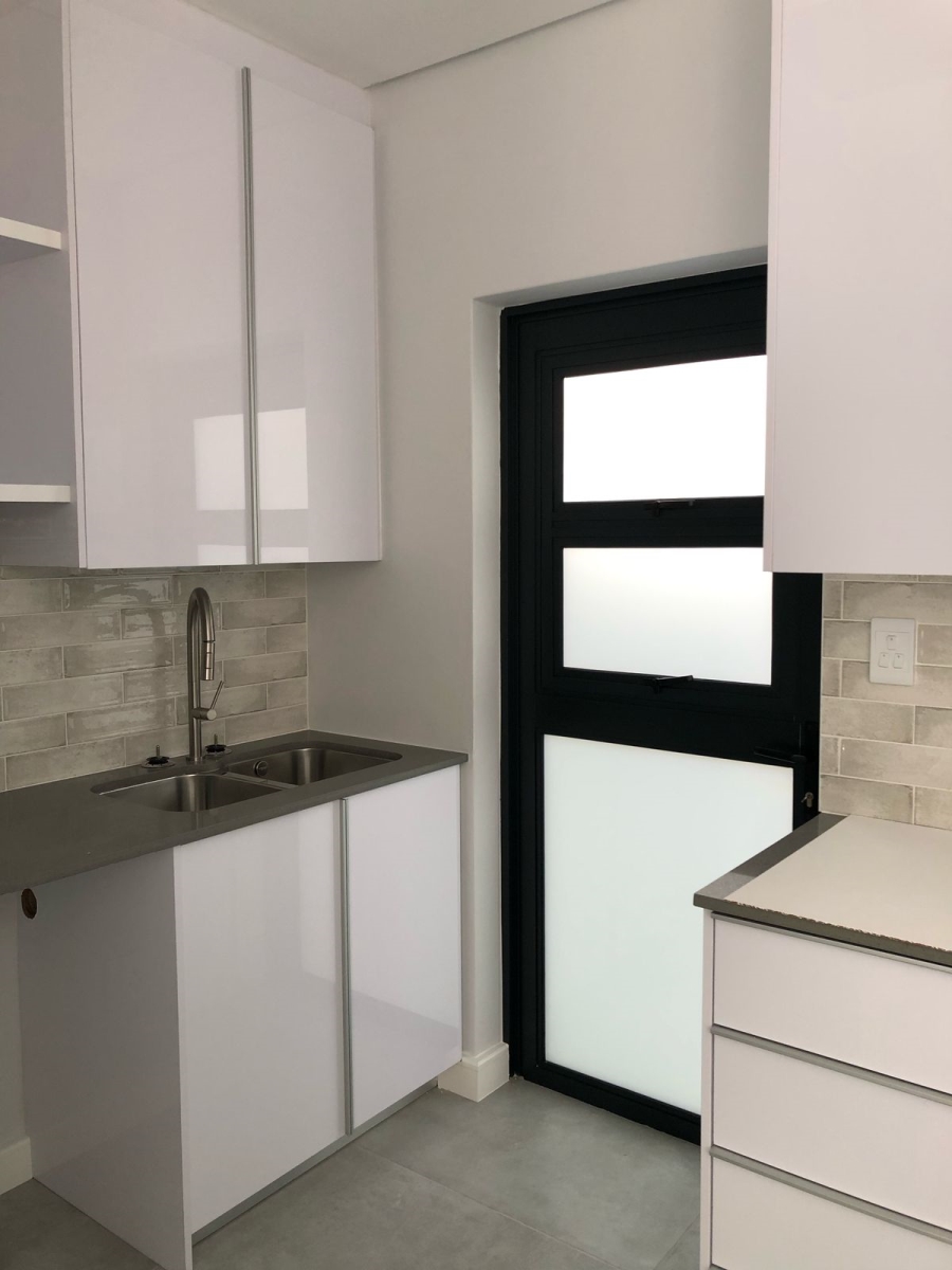 To Let 4 Bedroom Property for Rent in Somerset Ridge Western Cape